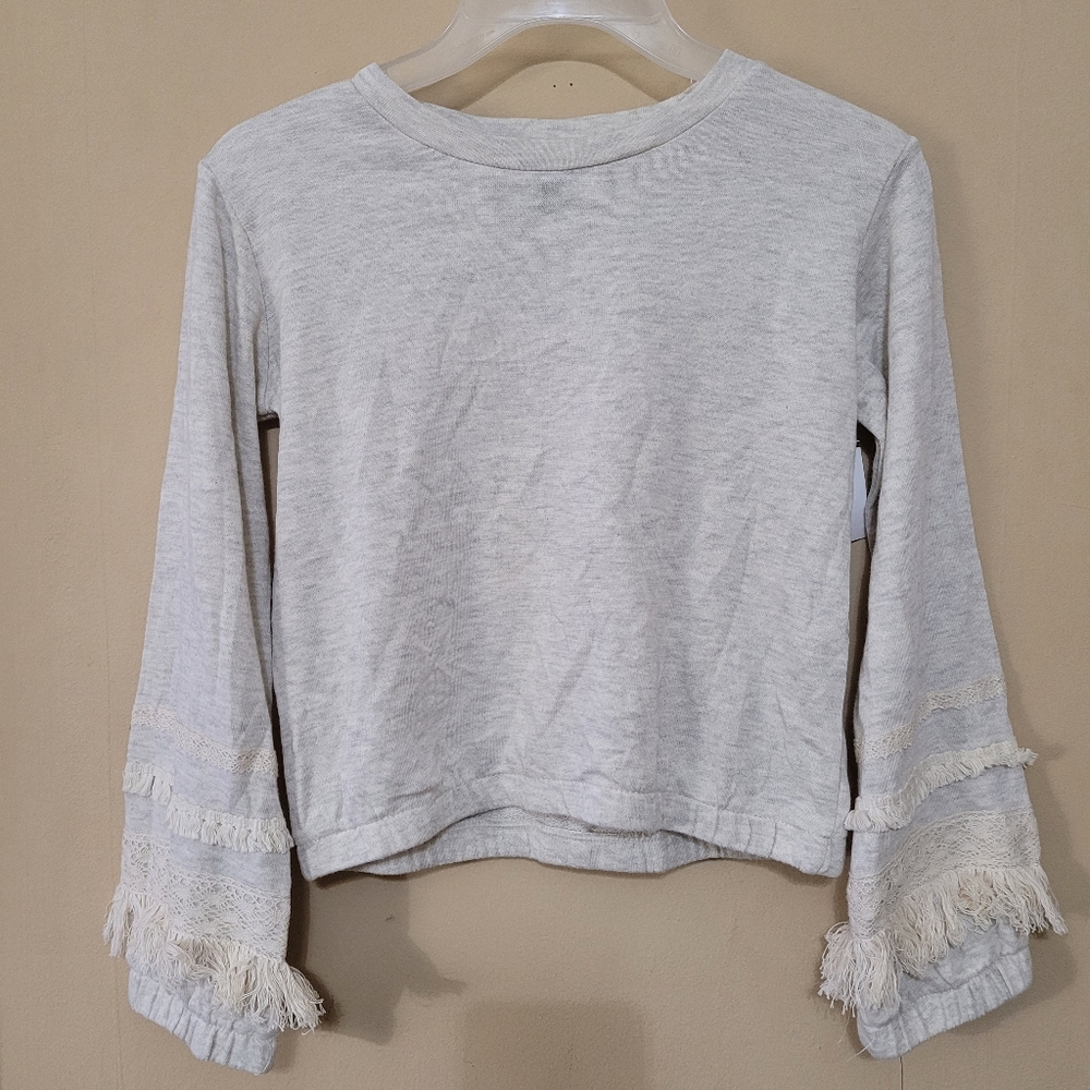 Art Class Fringed lace sleeves sweater!